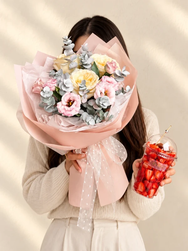 Сет "Lovely Sweet" — «Lovely Sweet» — выразительный подарочный сет из 3 роз, 1 эустомы и 1 ветви эвкалипта.
